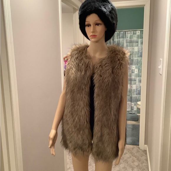 COPY - MERONA Faux Golden Island Fox Fur Vest Size Small - Picture 9 of 16